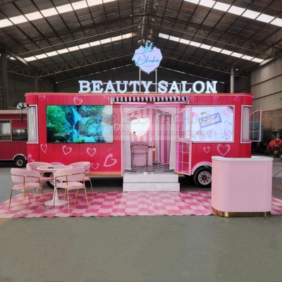 Ein individuell angepasster mobiler Salon-Truck zum Schneiden und Rasieren in Baustoffgeschäften