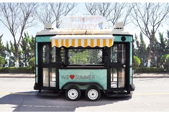 Ein mobiler Fast-Food-Truck mit Weizenrohstoff und heißem Kaffee