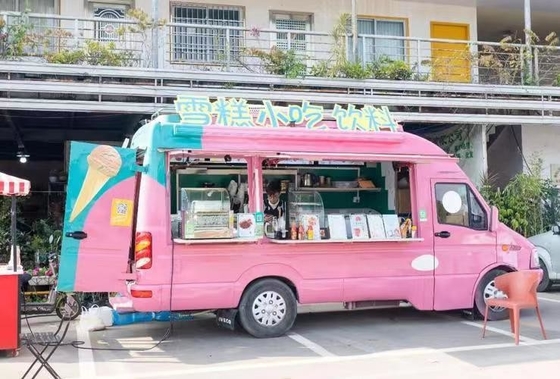 Kaffeekorb mit vollständiger Küche und Kühl-Friesmaschine