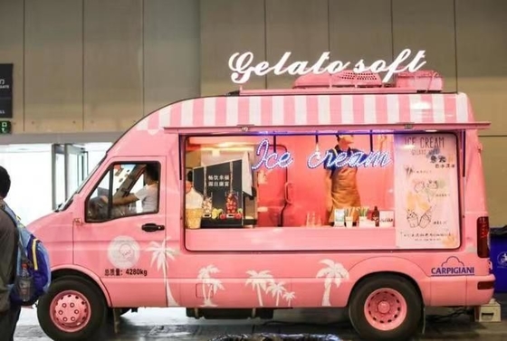 Kaffeekorb mit vollständiger Küche und Kühl-Friesmaschine
