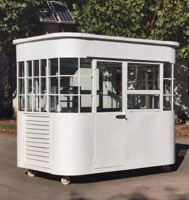 Quadratischer Wohnwagen für mobile Snacks und Getränke