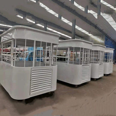 Quadratischer Wohnwagen für mobile Snacks und Getränke