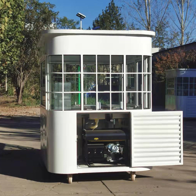 Quadratischer Wohnwagen für mobile Snacks und Getränke