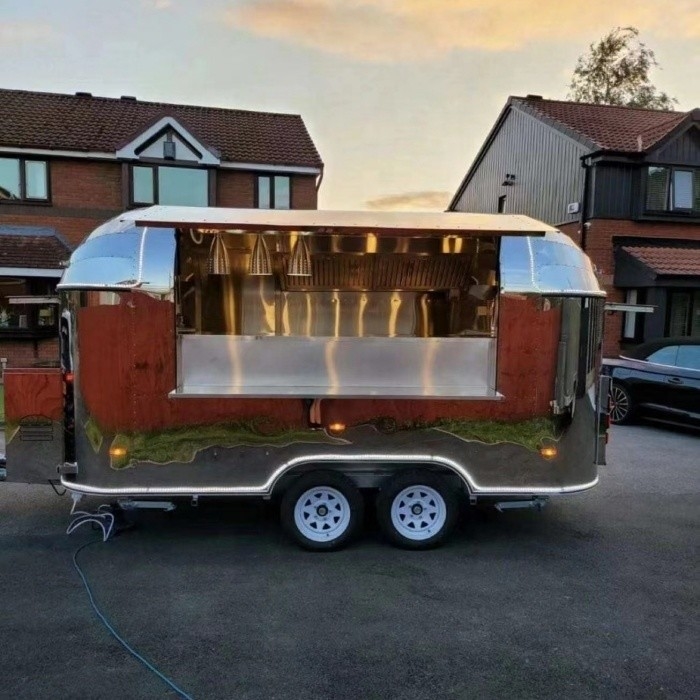 35 KM-75 KM/H Food Truck Catering Trailer mit einfachem Betrieb und voll ausgestatteter Küche